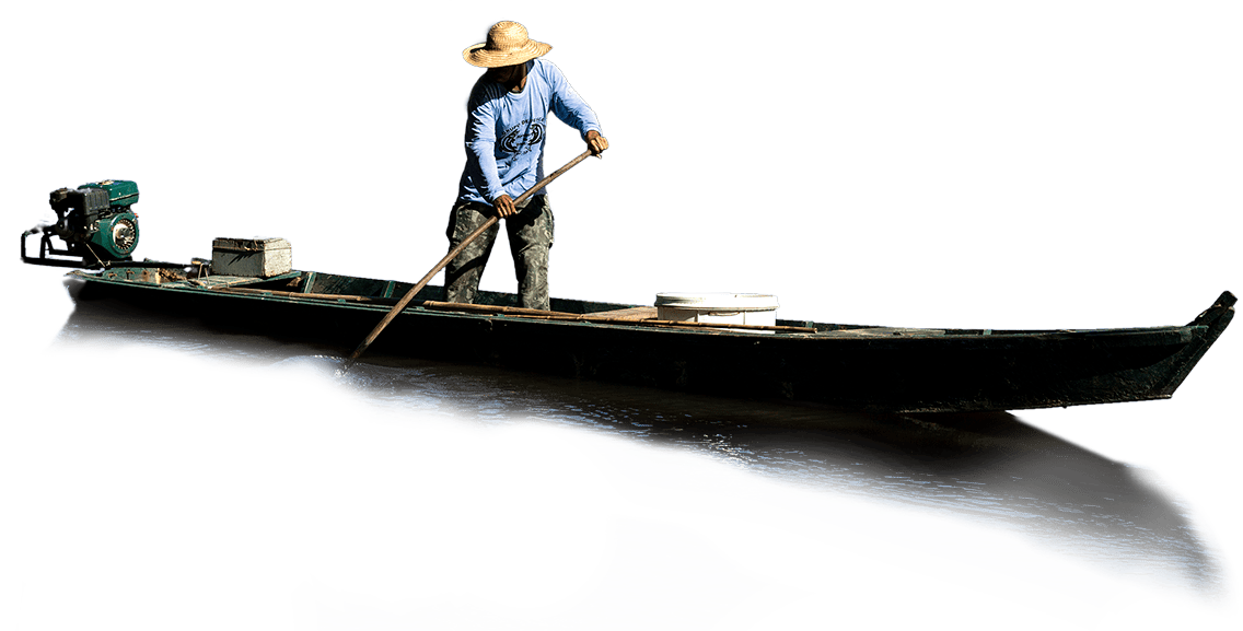 Homem em uma canoa remando no rio